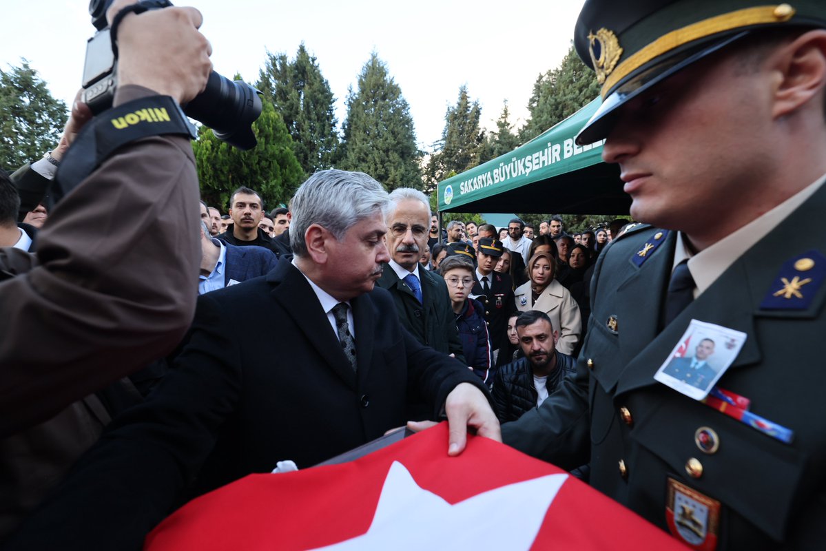 Şehidimiz Akın Karakuş, Serdivan Yazlık Akşemseddin Camii’nde kılınan cenaze namazının ardından; Ulaştırma ve Altyapı Bakanı Sayın Abdulkadir Uraloğlu, Valimiz Sayın Rahmi Doğan, ilimiz Milletvekilleri, il protokolü ve vatandaşlarımızın yoğun katılımlarıyla dualar eşliğinde