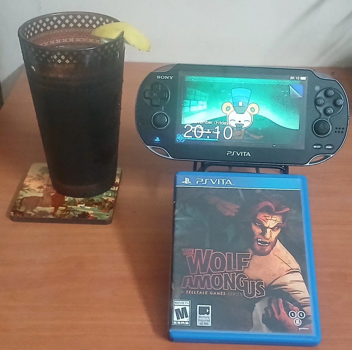 thebigbridge77's tweet image. Good evening friends!
Here&apos;s wishing you a super weekend ahead!🌻

Shall be immersed in the dark &amp;amp; fascinating tale of  Telltale&apos;s THE WOLF AMONG US tonight plus this Saturday / Sunday 🐺 on the indefatigable mini-beast called the PSVita 💪😤

Percy Proppa also wishes you well😆