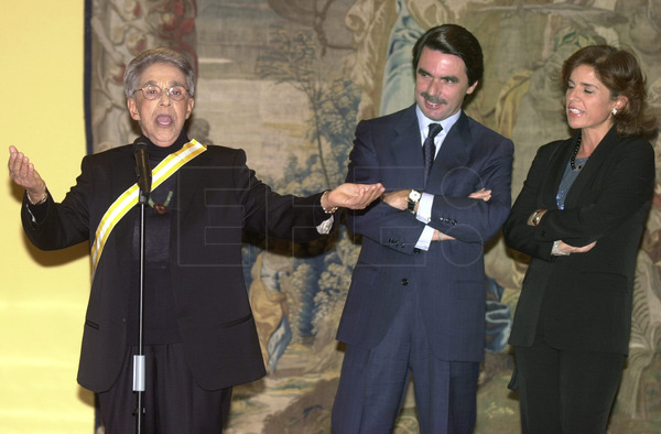 Hace 25 años, la cantante mexicana Chavela Vargas recibía de manos del presidente del Gobierno, José María Aznar, la Gran Cruz de Isabel la Católica, condecoración con la que España reconoce la trayectoria de esta artista. #EFEfototeca