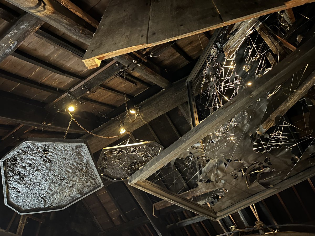 先日、以前コラボレーションした北野雪経さん(<a href="/SizmaStudio/">北野雪経 (studio sizma 主宰)</a> )の作品を観に近江でのビエンナーレへ。

昔の酒造と言う空間に映し出される影。
レトロな屋根裏での北野さんの空間、ずっと眺められる良い時間でした！

他の方の作品もどれも良かったです。

この土日が観れる最後みたいなので、是非！