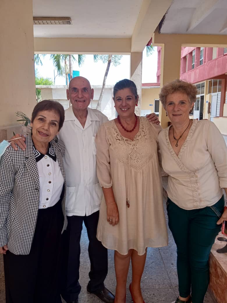 MINSAPCuba's tweet image. 🩺🇨🇺El 14 de noviembre se cumplen 60 años de la histórica graduación del primer curso de médicos formados íntegramente por la Revolución, en una ceremonia única encabezada por el Comandante en Jefe Fidel Castro en el Pico Turquino.

Más👉salud.msp.gob.cu/?p=45208

#CubaPorLaVida