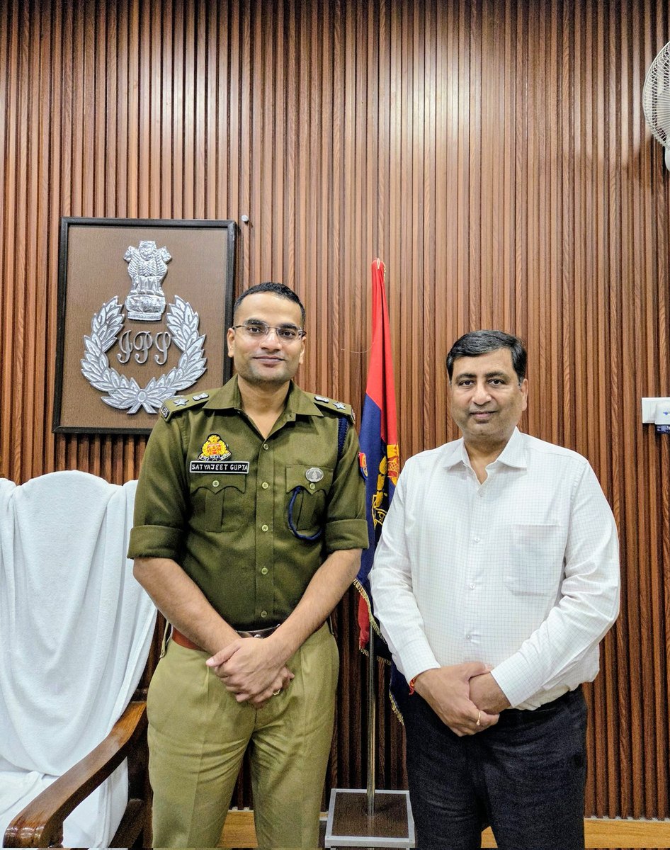 Ashish_Chhapria's tweet image. A warm meeting with Shri Satyajit Gupta Ji (IPS), Deputy Commissioner of Police Kanpur East 
#IPS #Kanpur 
#kanpurPolice
