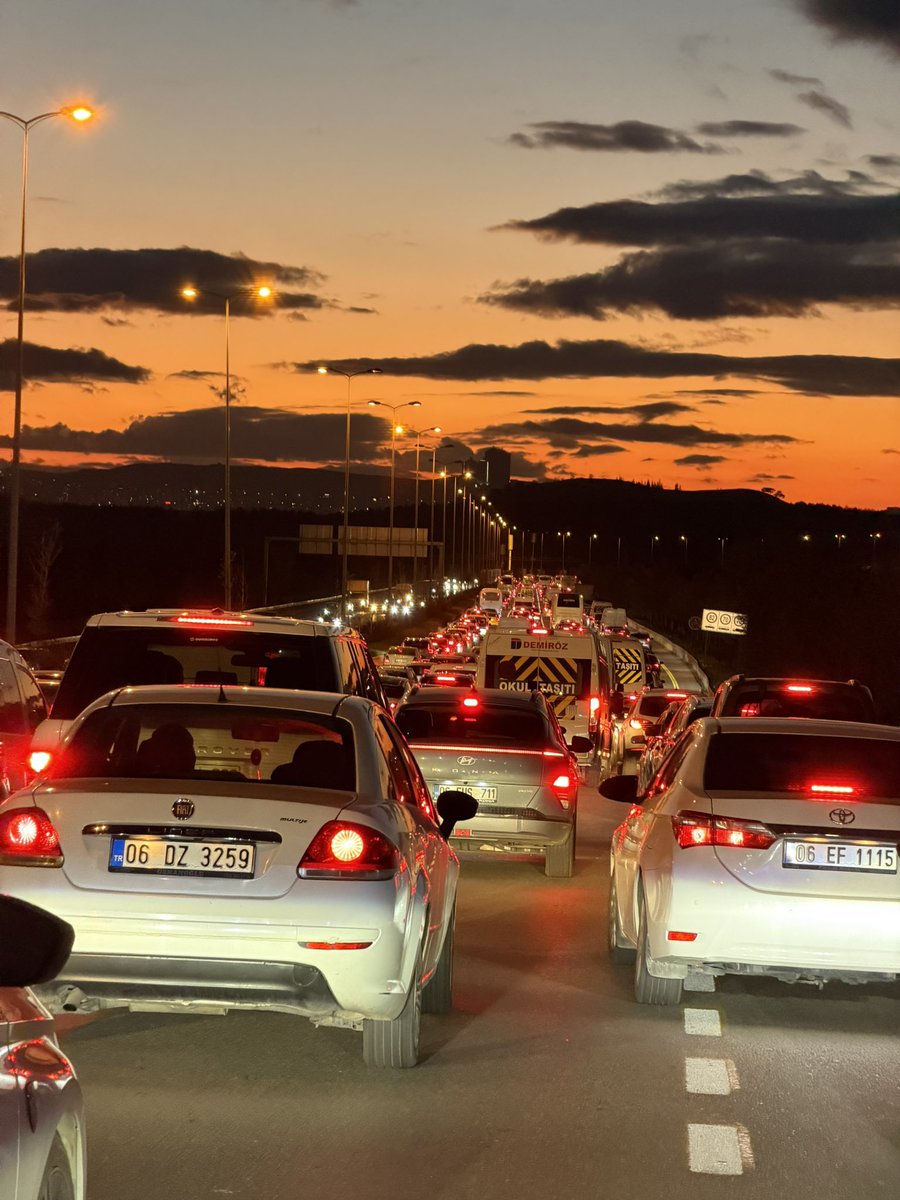 Şehrimizde arabalar ilerlemiyor diye üzülmeyin…
Asıl ilerlemeyen, Ankara’yı yöneten sistem. <a href="/mansuryavas06/">Mansur Yavaş</a>