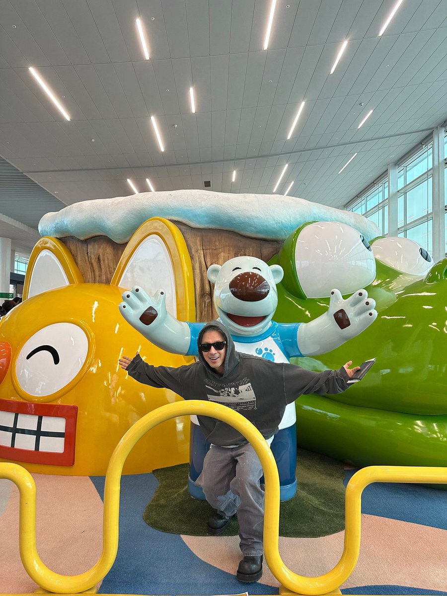 Bringing my inner child out to play! Found these giant, friendly characters and had to stop for a fun photo op. Adventure awaits, even during a layover. Travel vibes are high! ✈️🐻‍❄️
