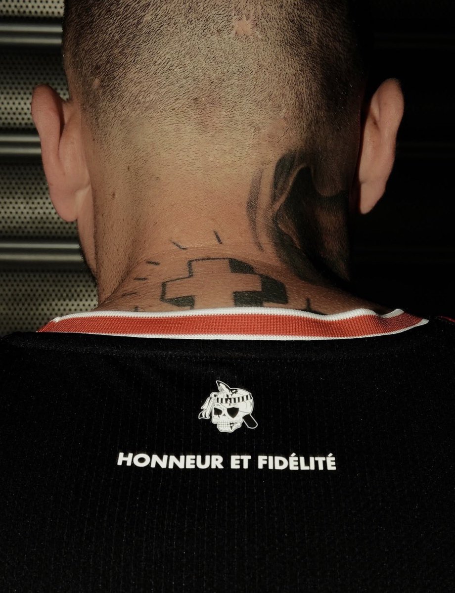 ActuFoot_'s tweet image. 🚨 L’OGC Nice a présenté ce vendredi un maillot en hommage aux 40 ans de la Populaire Sud ! ❤️🖤

Un maillot qui sera porté lors de Nice - Marseille le vendredi 21 novembre, pour célébrer l’anniversaire du groupe du supporters.

Le rendu est 𝗠𝗔𝗚𝗡𝗜𝗙𝗜𝗤𝗨𝗘. 🤩👏

📸…