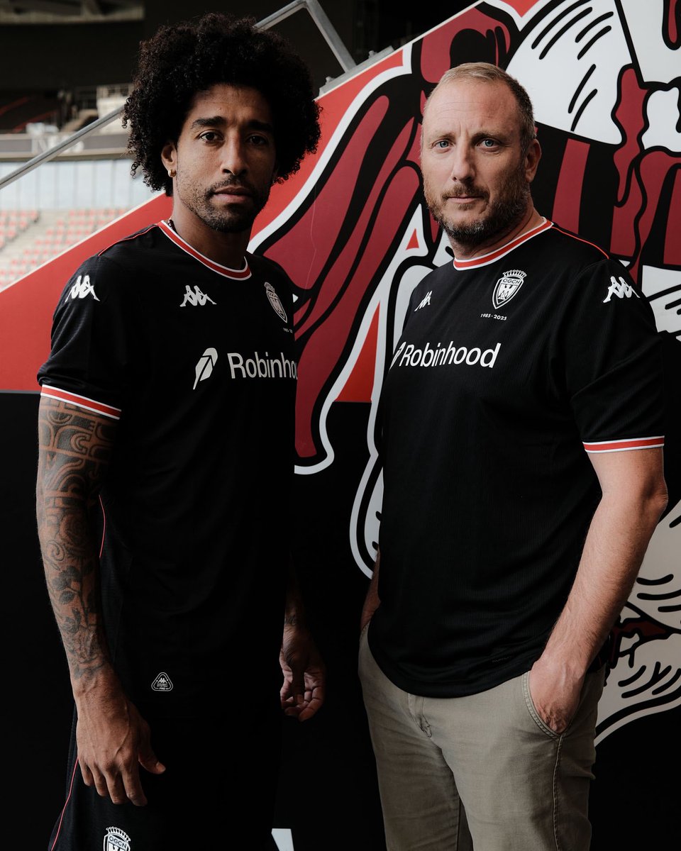 ActuFoot_'s tweet image. 🚨 L’OGC Nice a présenté ce vendredi un maillot en hommage aux 40 ans de la Populaire Sud ! ❤️🖤

Un maillot qui sera porté lors de Nice - Marseille le vendredi 21 novembre, pour célébrer l’anniversaire du groupe du supporters.

Le rendu est 𝗠𝗔𝗚𝗡𝗜𝗙𝗜𝗤𝗨𝗘. 🤩👏

📸…