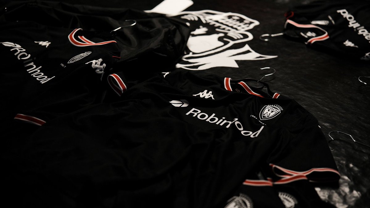 ActuFoot_'s tweet image. 🚨 L’OGC Nice a présenté ce vendredi un maillot en hommage aux 40 ans de la Populaire Sud ! ❤️🖤

Un maillot qui sera porté lors de Nice - Marseille le vendredi 21 novembre, pour célébrer l’anniversaire du groupe du supporters.

Le rendu est 𝗠𝗔𝗚𝗡𝗜𝗙𝗜𝗤𝗨𝗘. 🤩👏

📸…