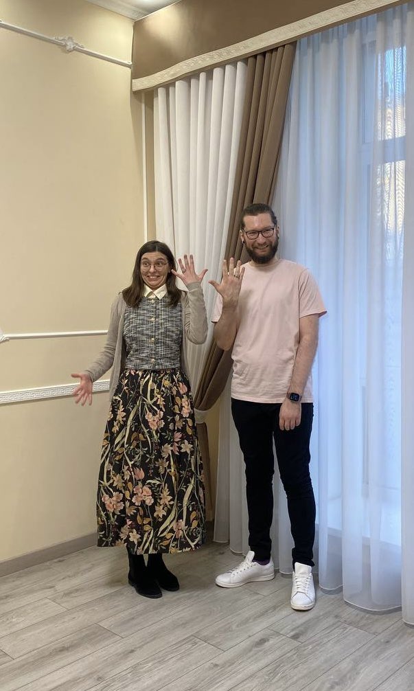 все ще з коробками і дошкою tweet media