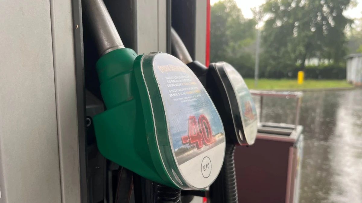 BizblogPl's tweet image. Ceny paliw znów mogą odbić w górę ⛽
Krótkotrwała przecena wynikała z obniżek marż — przestrzeń się skończyła.
bizblog.spidersweb.pl/benzyna-diesel… 
#paliwo #kierowcy