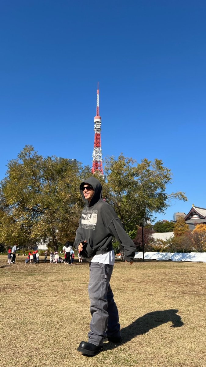 Sunny strolls through Shiba Park with the iconic Tokyo Tower rising high in the background. The perfect autumn day for exploring and feeling the good vibes. Loving the blend of nature, city architecture, and clear blue skies.🗼🌥️
