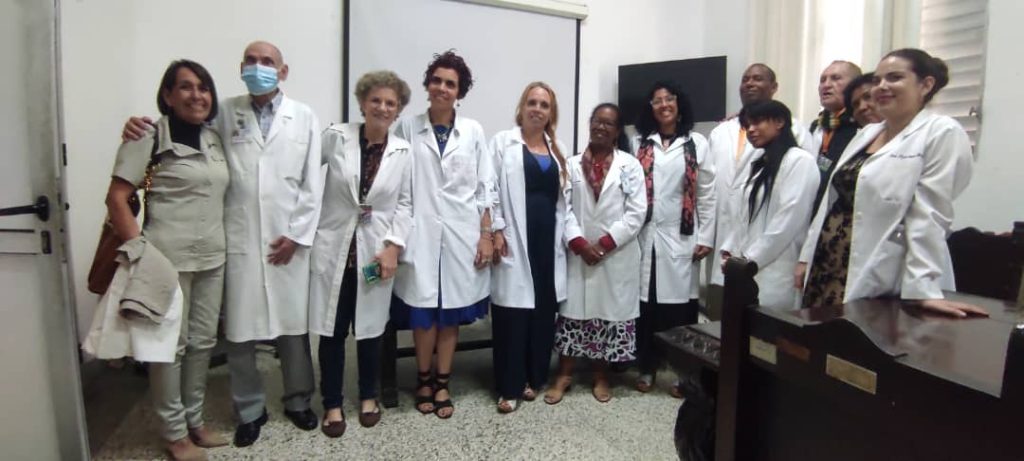 MINSAPCuba's tweet image. 🩺🇨🇺El 14 de noviembre se cumplen 60 años de la histórica graduación del primer curso de médicos formados íntegramente por la Revolución, en una ceremonia única encabezada por el Comandante en Jefe Fidel Castro en el Pico Turquino.

Más👉salud.msp.gob.cu/?p=45208

#CubaPorLaVida