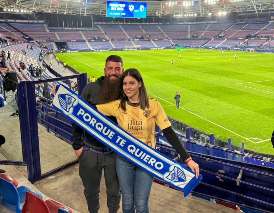 📺💙Si eres malaguista y ves los partidos de fuera por la tele, seguro que sus caras te resultan familiares. Héctor y Marina, esa pareja fija en cada retransmisión… y sí, la barba de Héctor 🧔🏻‍♂️ tiene más minutos en pantalla que algunos suplentes.

🧵Ahí va su historia