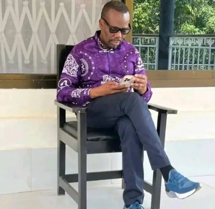 Kwa hiyo hawa manyumbu, wanataka KCM Zitto afanye nini? Anyamaze, shida! Aseme shida! Kwa hivyo tatizo si kusema wala kunyamaza, tatizo kule Zitto kuwaacha mbali sana viongozi wao. 💪🏿