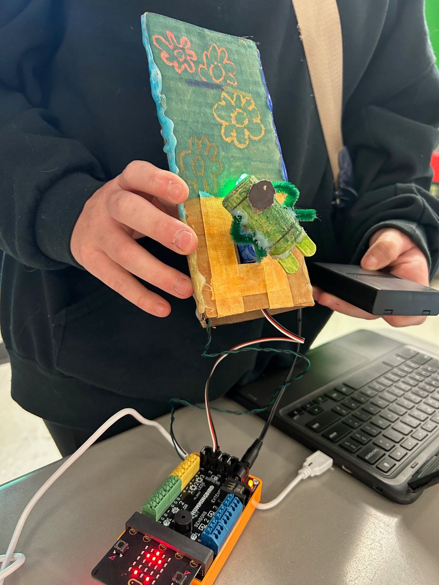 RuralTechFund's tweet image. Ms. Cardwell&apos;s students in Sparta, MO, just wrapped their first project using Hummingbird robotics, and they crushed it! From clap-activated motion to button-triggered lights to a fully randomized “BANK” game with music and moving doors, students dove into coding &amp;amp; testing.💙🤖