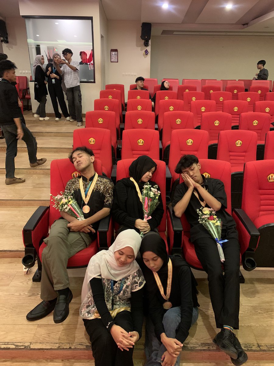 shaciologic's tweet image. bakal kangen bgt sama gamasis dan humas, ini taun terakhir g-fest huuu