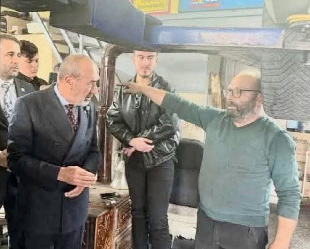 MHP'li Yaşar Yıldırım'a
Ankaralı esnaf:
"Yanlış kapıya geldiniz. İmralı'daki dostunuz 'kurucu önder'inizi ziyaret edin" demiş ve kapıyı göstermiş
Sizce Ankaralı esnaf doğrumu yapmış 
Yanlış mı?