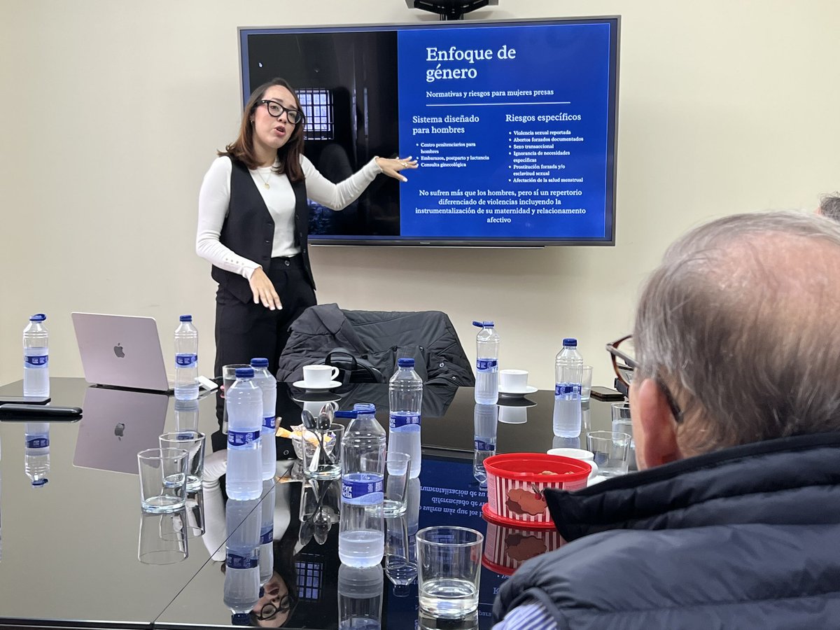 EdmundoGU's tweet image. Hoy volví a escuchar los testimonios y la situación de las mujeres venezolanas presas políticas y sentí, con absoluta claridad, cuánto dolor se esconde en esos silencios. En un país matricentrado, donde son las mujeres quienes sostienen el hogar, la comunidad y hasta la…