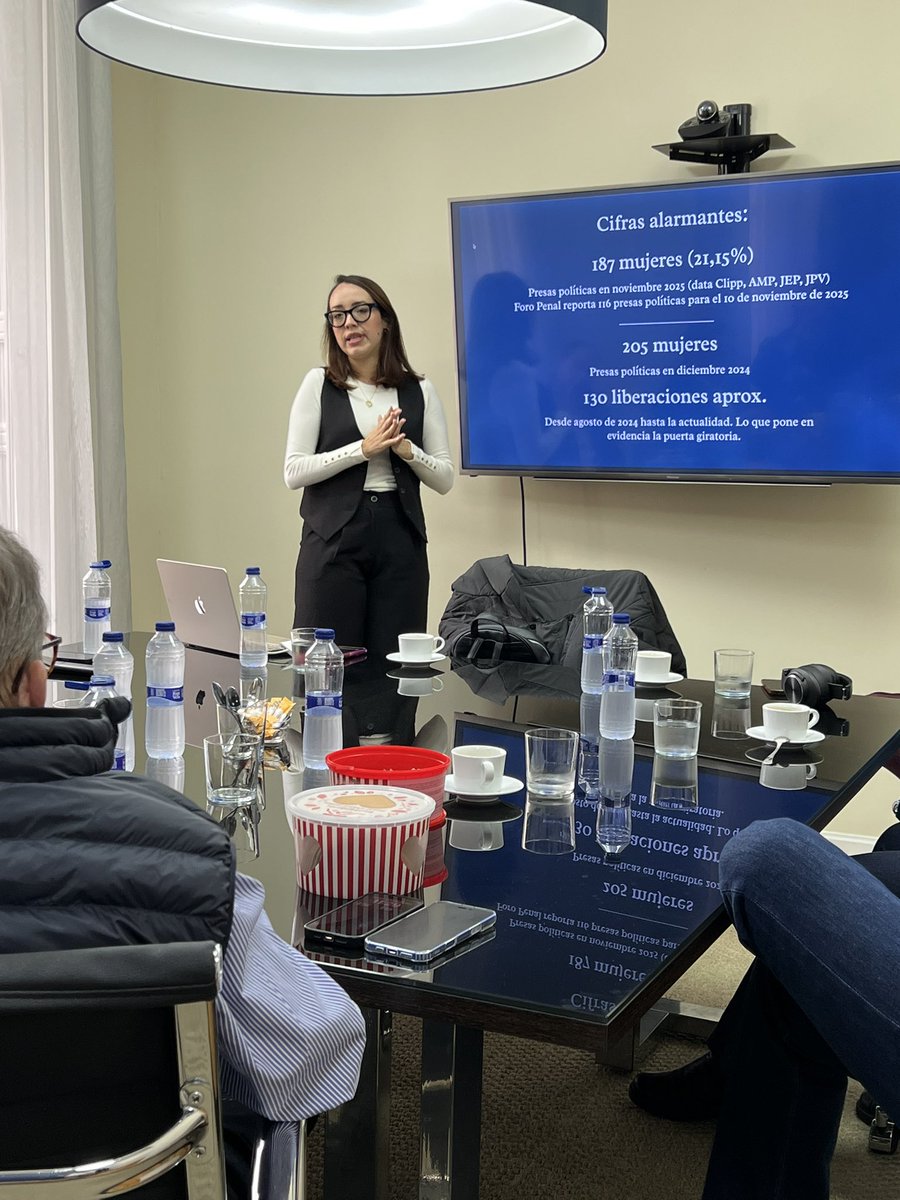 EdmundoGU's tweet image. Hoy volví a escuchar los testimonios y la situación de las mujeres venezolanas presas políticas y sentí, con absoluta claridad, cuánto dolor se esconde en esos silencios. En un país matricentrado, donde son las mujeres quienes sostienen el hogar, la comunidad y hasta la…