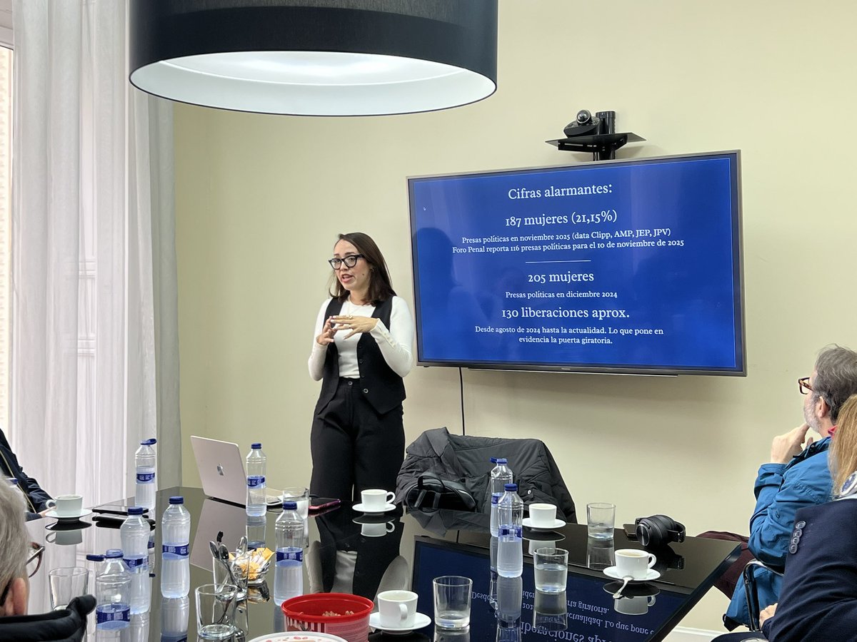 EdmundoGU's tweet image. Hoy volví a escuchar los testimonios y la situación de las mujeres venezolanas presas políticas y sentí, con absoluta claridad, cuánto dolor se esconde en esos silencios. En un país matricentrado, donde son las mujeres quienes sostienen el hogar, la comunidad y hasta la…