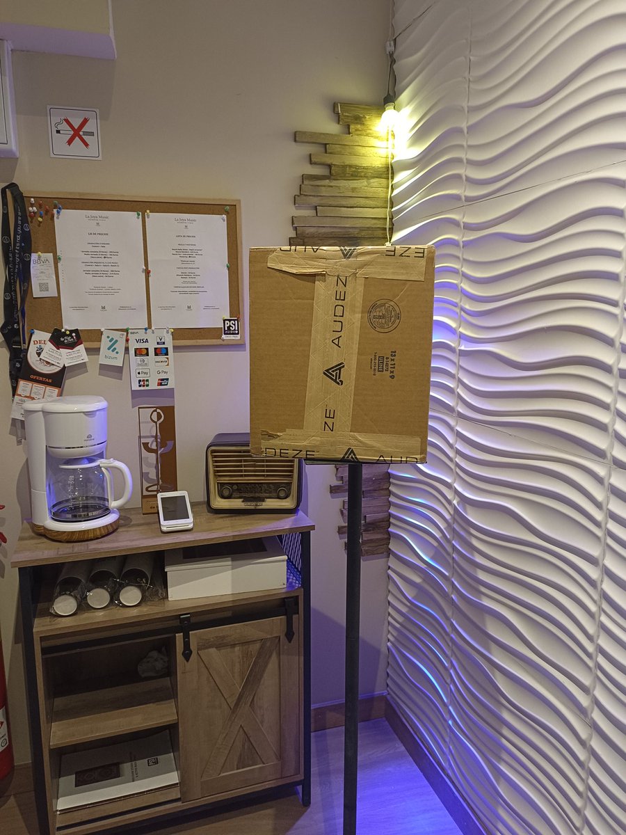 🎧✨ Nueva incorporación en #LaJoyaMusic

Sumamos a nuestro estudio los auriculares de alta gama #Audeze #MM500, creados por la compañía junto a @mannymarroquin .

Un nivel de detalle preciso y quirúrgico  🔴✨🙂

#LaJoyaMusic #AudezeMM500 #MannyMarroquin #ProAudio #Recording