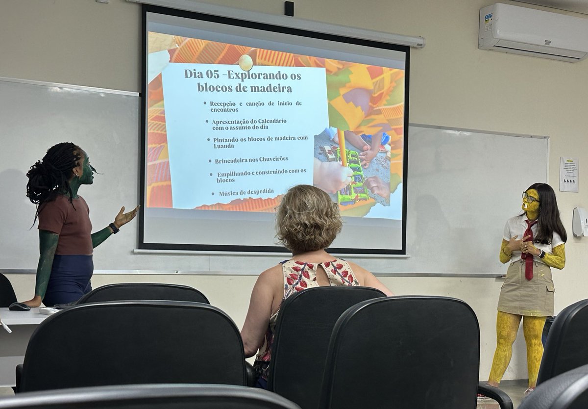 mdudws's tweet image. mais um dia comum de apresentação de estágio na universidade pública