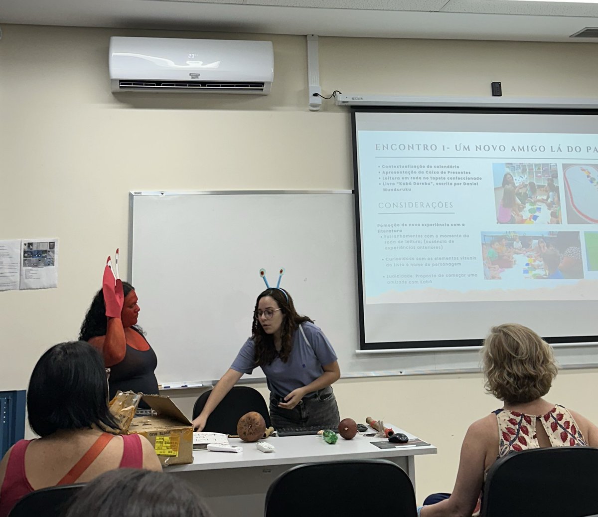 mdudws's tweet image. mais um dia comum de apresentação de estágio na universidade pública