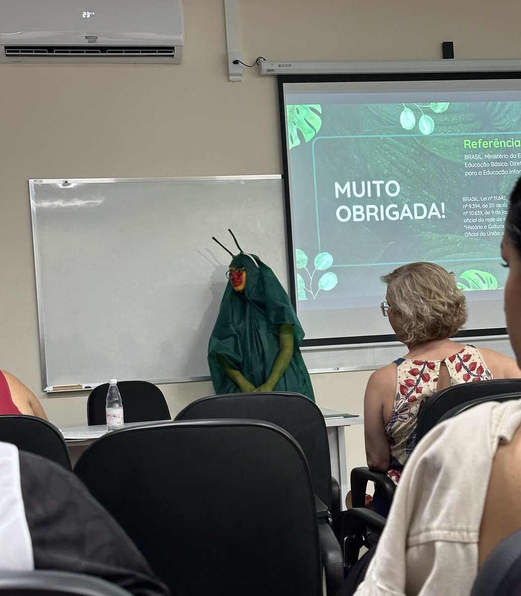 mdudws's tweet image. mais um dia comum de apresentação de estágio na universidade pública