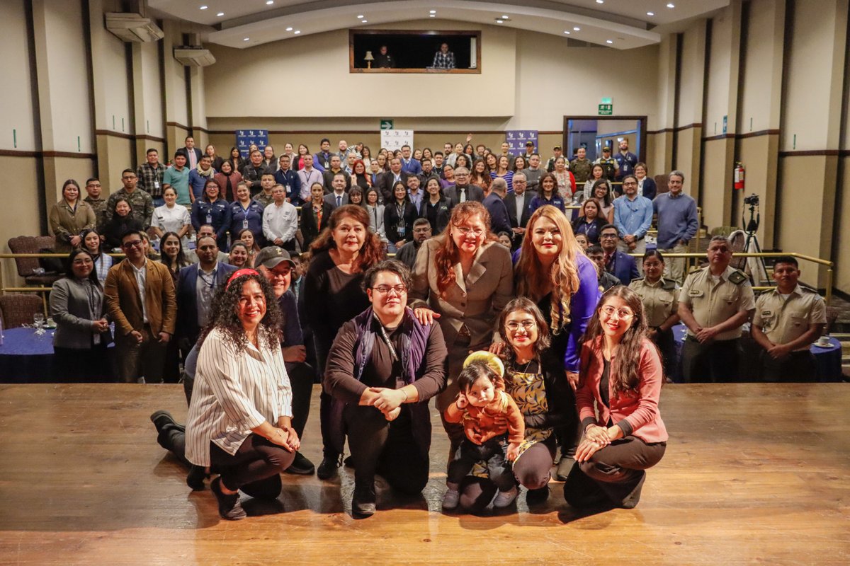 📚 #EducaciónEnDDHH
🧑‍💻📝Dirección de #PromociónyEducación
Con el fin de reforzar el conocimiento en #DerechosHumanos e incentivar la promoción y defensa de los mismos, la <a href="/PDHgt/">PDH Guatemala</a>, Dr. José Alejandro Córdova Herrera, presenta en la capital guatemalteca, la obra “Aprendamos de