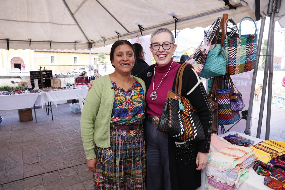 VICEMIPYME's tweet image. La viceministra de Desarrollo de la #MIPYME, Elizabeth Ugalde, acompañó el Décimo Encuentro de Emprendedoras “Con Luz Propia” en Totonicapán, donde 70 mujeres mostraron y vendieron sus productos, recibieron capacitación y fortalecieron sus redes empresariales.