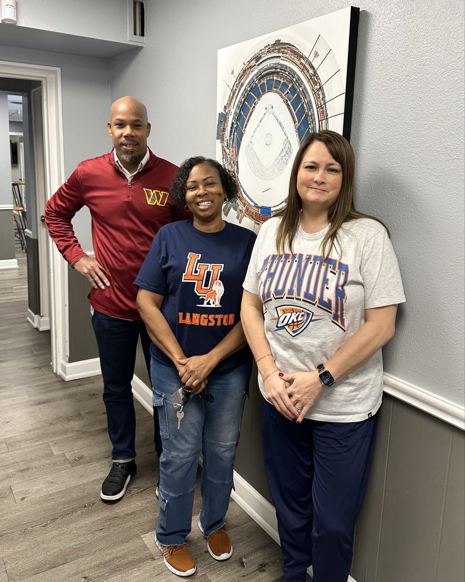 Happy Friday! 👋 It’s Spirit Day at THA! 🏈🏀⚾Who’s your team?