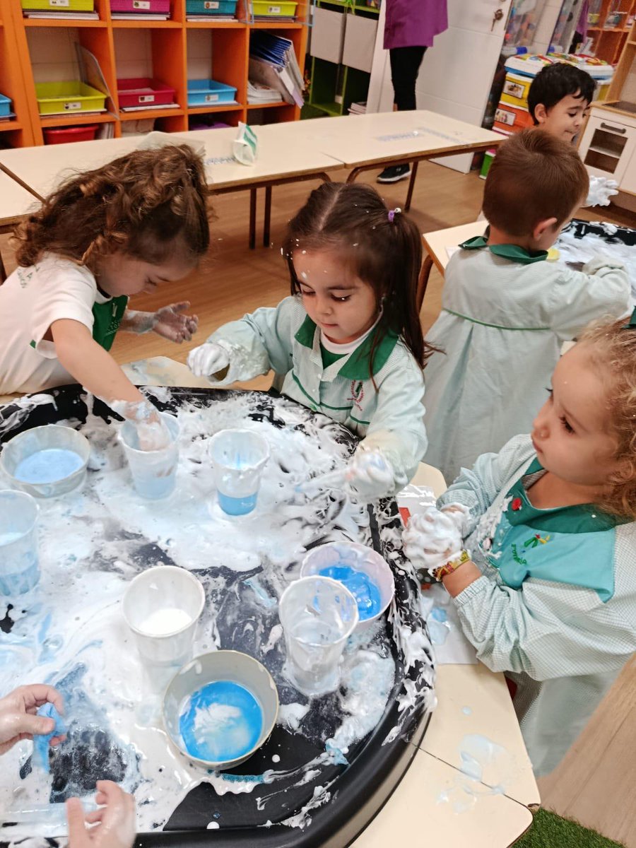 🍂 Descubriendo el otoño ☔️
En nuestras clases de 3 años hemos estado explorando el otoño de una forma muy especial. Durante esta semana realizamos tres talleres llenos de sensaciones y descubrimientos:

-Taller sensorial👐🏽
-Taller psicomotricidad fina💧
-Taller experimentación🍂