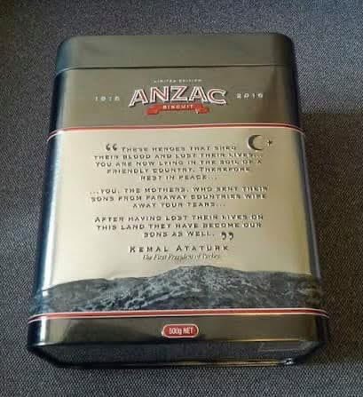 DÜNYA LİDERİ OLMAK İŞTE BÖYLE BİR ŞEY…

Avustralya, Çanakkale Savaşının 100’ncü yılı anısına Anzak askerlerinin savaş esnasında tükettiği bisküvileri tekrar üretti ve bunun için de özel bir kutu tasarladı. 

Sınırlı sayıda üretilen bu kutuların üzerine ne yazıldı dersiniz?