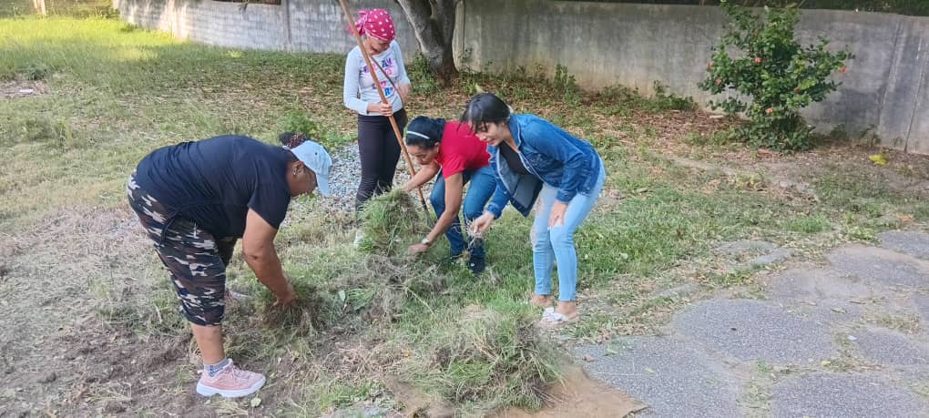 TomasaR89223's tweet image. Continua el #Citma en cambio de labor, apoyando la higienizacion de la #IslaDeLaJuventud , por una #Isla mas limpia, y por una #Salud mas sana, #SenirPinero