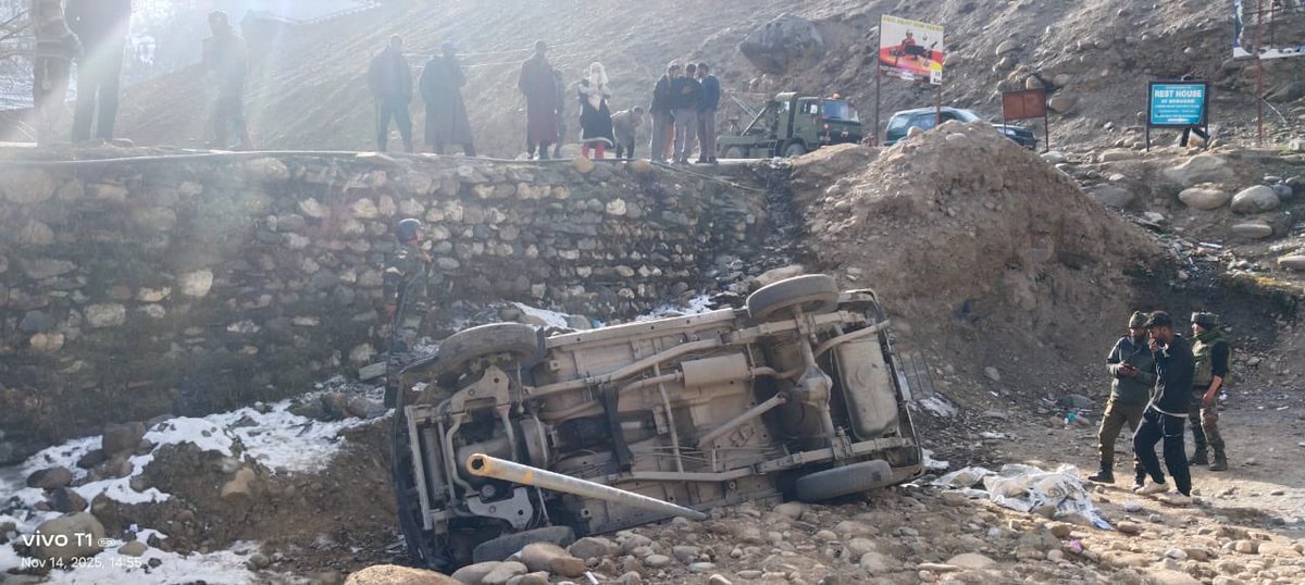 Another day another display of professionalism by the Indian army.
Indian army professionally recovered a vehicle which had gone off road at Badugam Tulail of Gurez SubDivision 
Sub Divisional administration expresses sincere appreciation
<a href="/dicbandipora/">Information & PR, Bandipora</a> <a href="/indukanwal/">indu chib</a> <a href="/ChinarcorpsIA/">Chinar Corps🍁 - Indian Army</a>