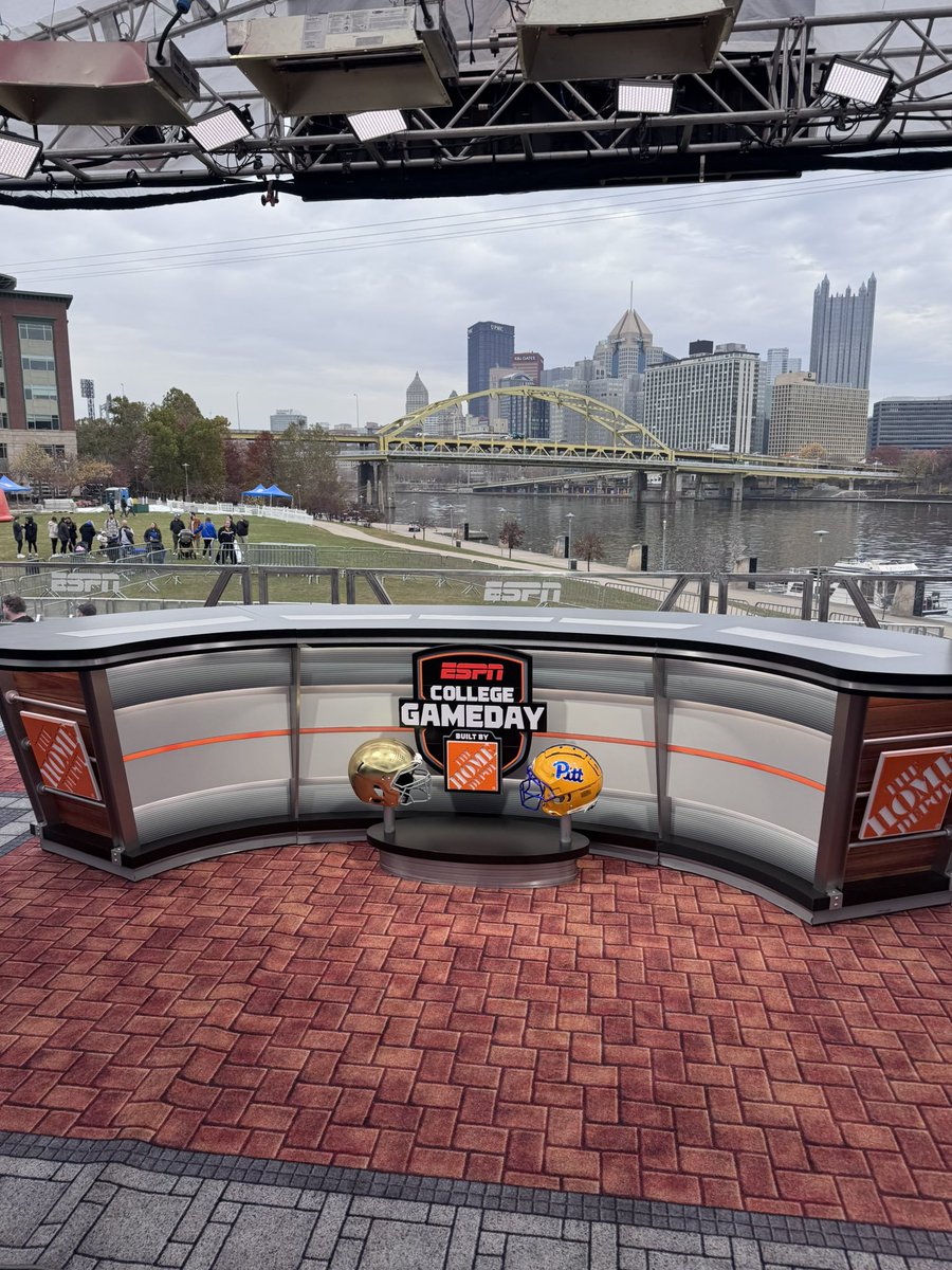 AustinRBechtold's tweet image. This is the best College GameDay backdrop we've ever seen #Pitt