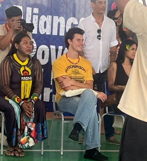 jessicasuai's tweet image. A cadeira de escola estadual e a ecobag no colo. Não existe gringo mais brasileiro do que o shawn