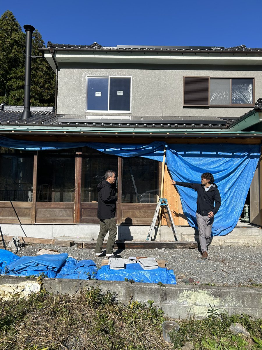 tamaiatelier's tweet photo. 愛着をデザインする〜
家に関わるエピソードがそのままデザインになるような作り方を目指した一つの最終章は高知からの模様ガラスが納まったことで、さらに愛着の層を重ねる。心、丁寧という優しさをしみじみと感じる。この場を離れがたい愛着のデザイン。もうちょっと言葉にできればと、今日の思い。 https://t.co/L4qEJJAtpl