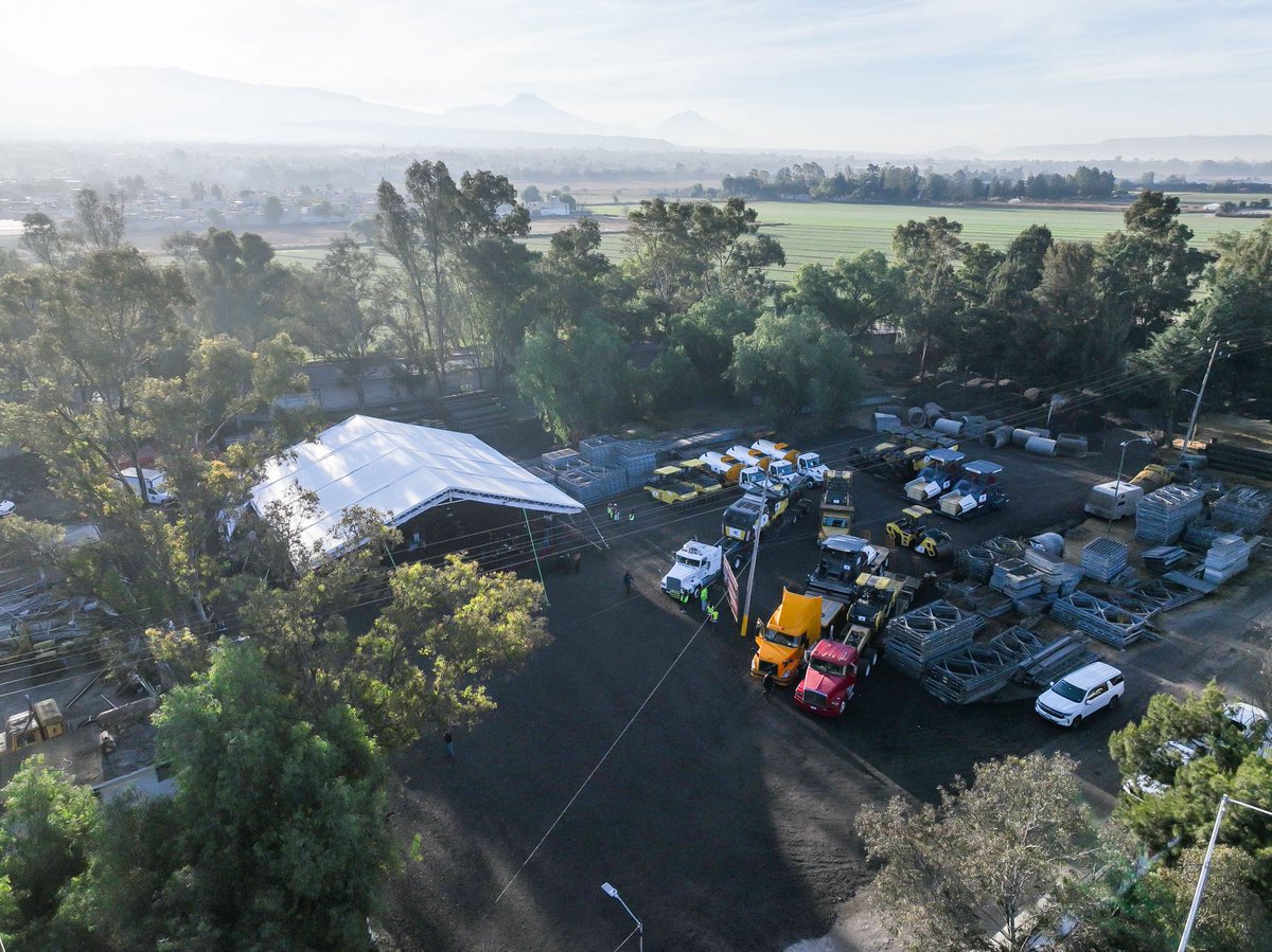 delfinagomeza's tweet image. Esta mañana, desde mi querido #Texcoco, nos enlazamos a la #MañaneraDelPueblo de nuestra Presidenta @Claudiashein donde como parte del Plan Integral del Oriente del Estado de México, se realizó la entrega de tres trenes de pavimentación para los municipios de #Ixtapaluca, #LaPaz…