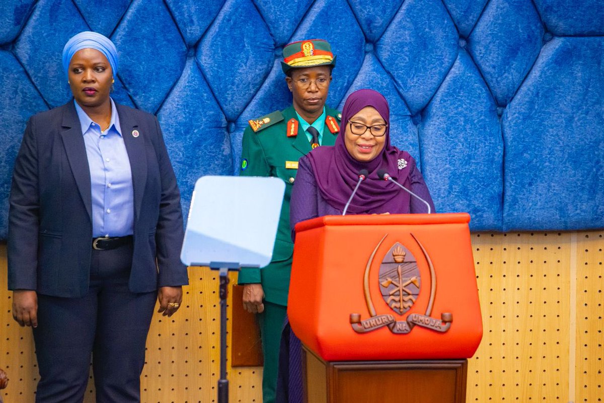 thomasjkibwana's tweet photo. Hotuba ya Rais Samia Katika Ufunguzi wa Bunge la 13

1. Wizara Mpya ya Vijana & Ushauri Ikulu

• Serikali inaanzisha Wizara kamili ya Vijana ili kuratibu kikamilifu maendeleo, fursa na ajira za vijana.
• Rais atakuwa na Washauri Maalum wa Vijana katika Ofisi ya Rais ili kuhakikisha masuala ya vijana yanapata kipaumbele cha juu katika maamuzi ya serikali.
• Hatua hii inajibu uhalisia kuwa zaidi ya 60% ya Watanzania ni vijana.

2. Amani, Maridhiano na Uchaguzi

• Pole na heshima kwa waliopoteza maisha kwenye vurugu za uchaguzi; Tume ya Uchunguzi imeundwa.
• Wito wa umoja wa kitaifa, kuepuka uchochezi na kujifunza kutokana na yaliyotokea.
• Serikali kuendeleza falsafa ya maridhiano, ikiwemo kuanzisha mchakato wa Katiba Mpya.

3. Bunge Jipya & Uwajibikaji

• Asilimia 56.7 ya Wabunge ni wapya, na idadi ya wanawake imeongezeka kwa kiwango kikubwa.
• Wito wa kusimamia maslahi ya wananchi na kutoa ushirikiano kwa serikali.

4. Ajenda ya Uchumi 2025–2030

• Lengo la kukuza uchumi hadi zaidi ya 7% ifikapo 2030.
• Utekelezaji wa Dira ya Maendeleo 2025–2050.
• Kipaumbele kwa sekta kuu: kilimo, viwanda, utalii, ujenzi, madini, mifugo, uvuvi, TEHAMA.

5. Ahadi za Siku 100

• Ajira mpya: Walimu 7,000 na Watumishi wa afya 5,000.
• Kuanza majaribio ya Bima ya Afya kwa Wote.
• Kukomesha “kadhia ya maiti kuzuiliwa hospitalini”.
• TZS Bilioni 200 kwa vijana & wanawake + kuanzishwa kwa Madirisha ya Uwekezaji kwa Vijana.

6. Huduma za Jamii

• Maji: Lengo kufikia 100% nchi nzima, kukamilisha gridi ya taifa ya maji.
• Afya: Kuboresha hospitali za rufaa, kujenga hospitali ya magonjwa ya mlipuko (Kagera), kuongeza uzalishaji wa dawa.
• Elimu: Mageuzi ya elimu ujuzi, kuimarisha STEM, kupanua VETA, kuongeza mikopo ya elimu ya juu.

7. Kilimo, Mifugo na Uvuvi

• Kilimo kukua hadi 10% ifikapo 2030.
• Umwagiliaji kuongezeka hadi ekari milioni 5.
• Upanuzi wa masoko ya mazao ndani na nje ya nchi.
• Ufugaji wa kisasa, kuboresha malisho na soko la mazao ya mifugo.
• Bandari za uvuvi Kilwa & Bagamoyo + uwekezaji mkubwa kwenye ufugaji samaki.

8. Viwanda & Uwekezaji

• Kasi ya ukuaji wa viwanda kufikia 9% kwa mwaka.
• Kuendeleza kongani: Kwala, Buzwagi, Bagamoyo + kongani mpya kila wilaya.
• Kufufua viwanda vilivyotelekezwa kwa kushirikisha ushirika.

9. Madini

• Kukamilisha Mkakati wa Critical Minerals.
• Benki Kuu kuendelea kununua dhahabu kutoka kwa wachimbaji wadogo.
• Kiwanda cha kuchenjua madini kufikia 2030.
• Kuanzisha Minerals Sovereign Wealth Fund kwa vizazi vijavyo.

10. Miundombinu ya Usafiri & Nishati

• Kukamilisha SGR yote + reli mpya Tanga–Musoma na Mtwara–Mbamba Bay.
• Barabara za juu Dar: Morocco, Mwenge, Magomeni, Tabata.
• Umeme kufikia MW 8,000, gridi kufika mikoa yote.
• Mradi wa gesi asilia wa USD 42bn kukamilisha majadiliano.

11. Utalii, Utamaduni & Michezo

• Lengo la kufikia watalii milioni 8.
• Kujenga studio za kisasa, ukumbi wa maonyesho na kukuza filamu, muziki na sanaa.
• Sports academies + maandalizi ya AFCON 2027.

12. Utawala wa Sheria & Uadilifu

• Kuimarisha mapambano dhidi ya rushwa, ufisadi na uzembe.
• Maboresho ya Mahakama na taasisi za haki jinai.
• Kutoa tafsiri ya sheria zote kwa Kiswahili.
• Mashirika ya umma kulenga kuchangia 10% ya mapato yasiyo ya kodi.

13. Diplomasia & Usalama

• Kuendeleza sera ya kutofungamana na upande wowote; kuongeza marafiki wa kimataifa.
• Kuimarisha vyombo vya ulinzi na kuendelea kuchangia misheni za kimataifa.