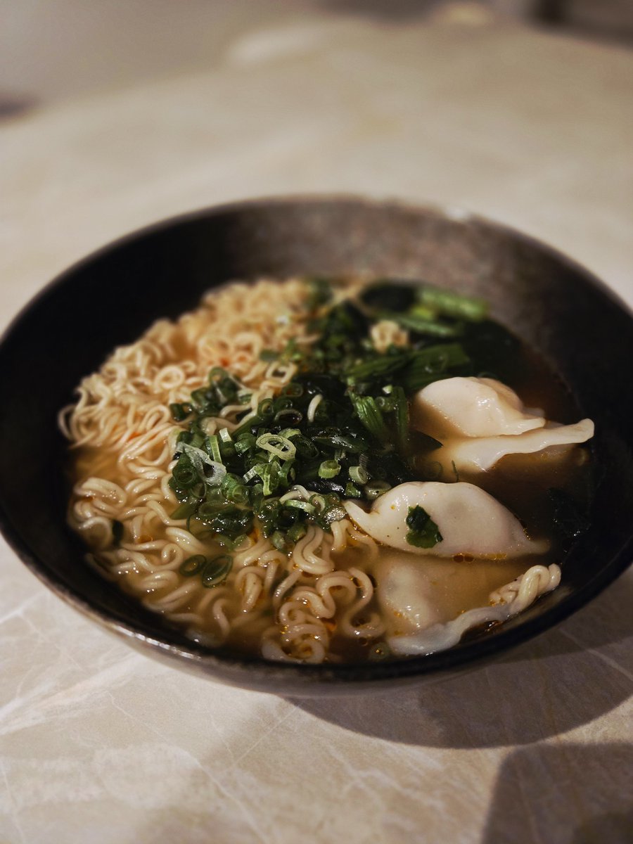 marimo_engineer's tweet image. 夜中に空腹で目が覚めたんだぜぇ。チャルメラに冷凍ほうれん草と冷凍つるもち餃子と冷凍ねぎをぶちこんで食べるぜぇ。