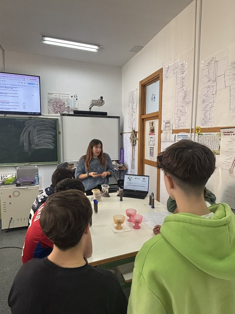 tatiana_robmah's tweet photo. El pasado viernes estuve en el Café con Ciencia del IES Francisco Rodríguez Marín de Osuna hablando a los estudiantes de los problemas a los que se enfrenta la salud del suelo en la cuenca Mediterránea dentro del proyecto @sharingmed @PrimaProgram 
@MicroTAmbienUGR https://t.co/ljmxdczJnE