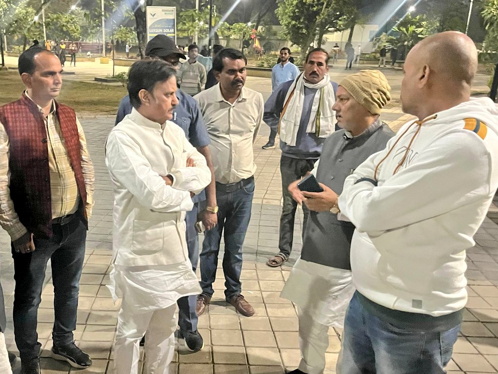 rshuklabjp's tweet photo. आज रीवा स्थित अटल पार्क का भ्रमण कर वहाँ के मनोरम परिवेश का निरीक्षण किया तथा सुंदरता, स्वच्छता एवं आकर्षण बनाए रखने हेतु संबंधित स्टाफ को आवश्यक निर्देश दिए।
#CleanRewa #GreenRewa #AtalPark https://t.co/LLv92uCQ07