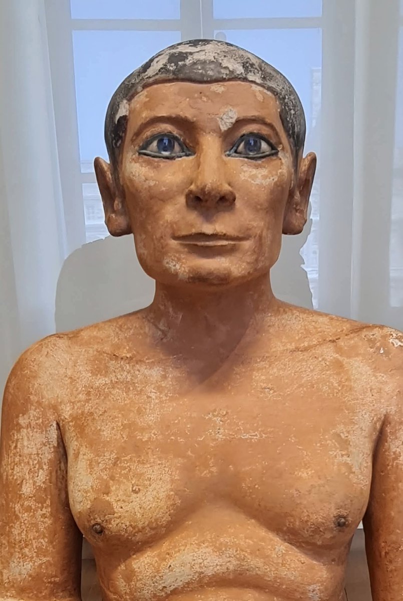 الي بيقول ان العيون الملونه ف مصر من الاحتلال ده تمثال لاحد الكتاب المصريين ف مصر القديمه من 3000 سنه قبل الميلاد ♥️🇪🇬