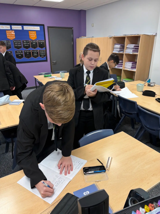 sacredheartrcuk's tweet image. RE in Action! 📚✨
7S worked brilliantly together today, sharing everything they knew about the Bible before exploring the idea of it as a “library” of books. Great teamwork! 👏📖
#RELearning #Teamwork #SacredHeart #CatholicEducation