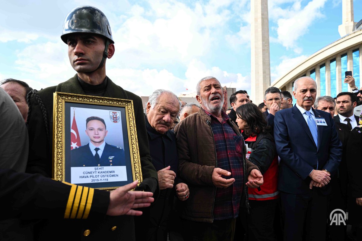 Azerbaycan-Gürcistan sınırında düşen askeri kargo uçağında şehit olan 3 asker, Ankara'da son yolculuğuna uğurlandı.

#ankara #anadoluajansı