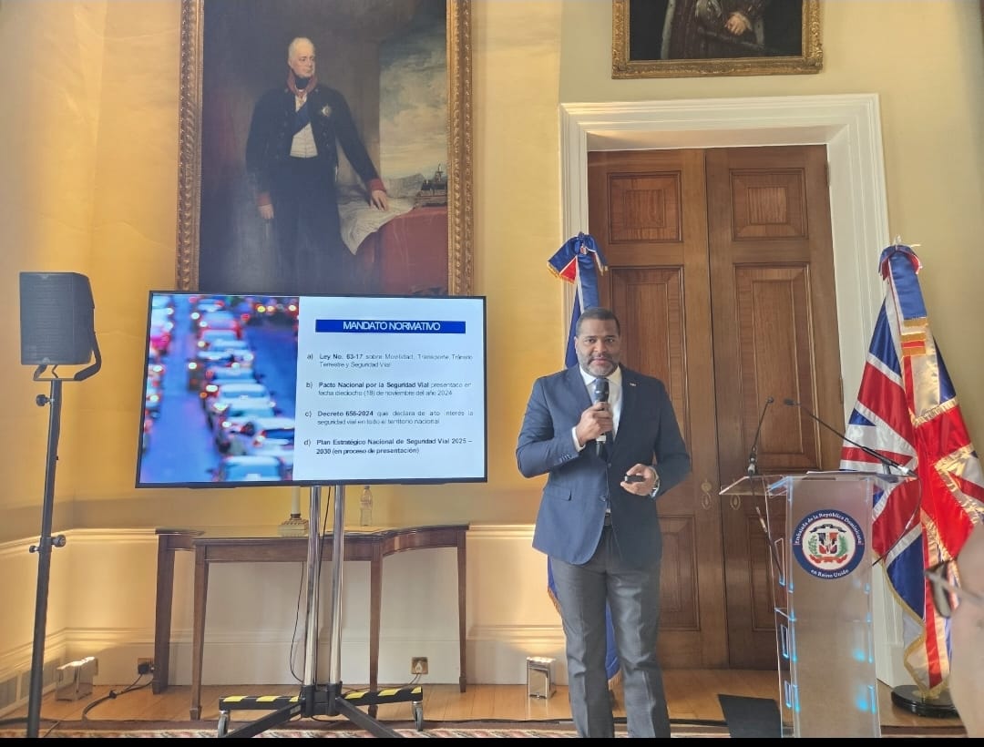 DGAPPRD's tweet image. En la Semana Dominicana en el Reino Unido, el director ejecutivo de la DGAPP, Andrés Lugo Risk, expuso los proyectos y oportunidades que presenta nuestro país que se pueden desarrollar bajo el esquema de APP, ante inversionistas y representantes empresariales de ambos Estados.