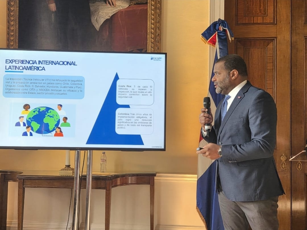 DGAPPRD's tweet image. En la Semana Dominicana en el Reino Unido, el director ejecutivo de la DGAPP, Andrés Lugo Risk, expuso los proyectos y oportunidades que presenta nuestro país que se pueden desarrollar bajo el esquema de APP, ante inversionistas y representantes empresariales de ambos Estados.