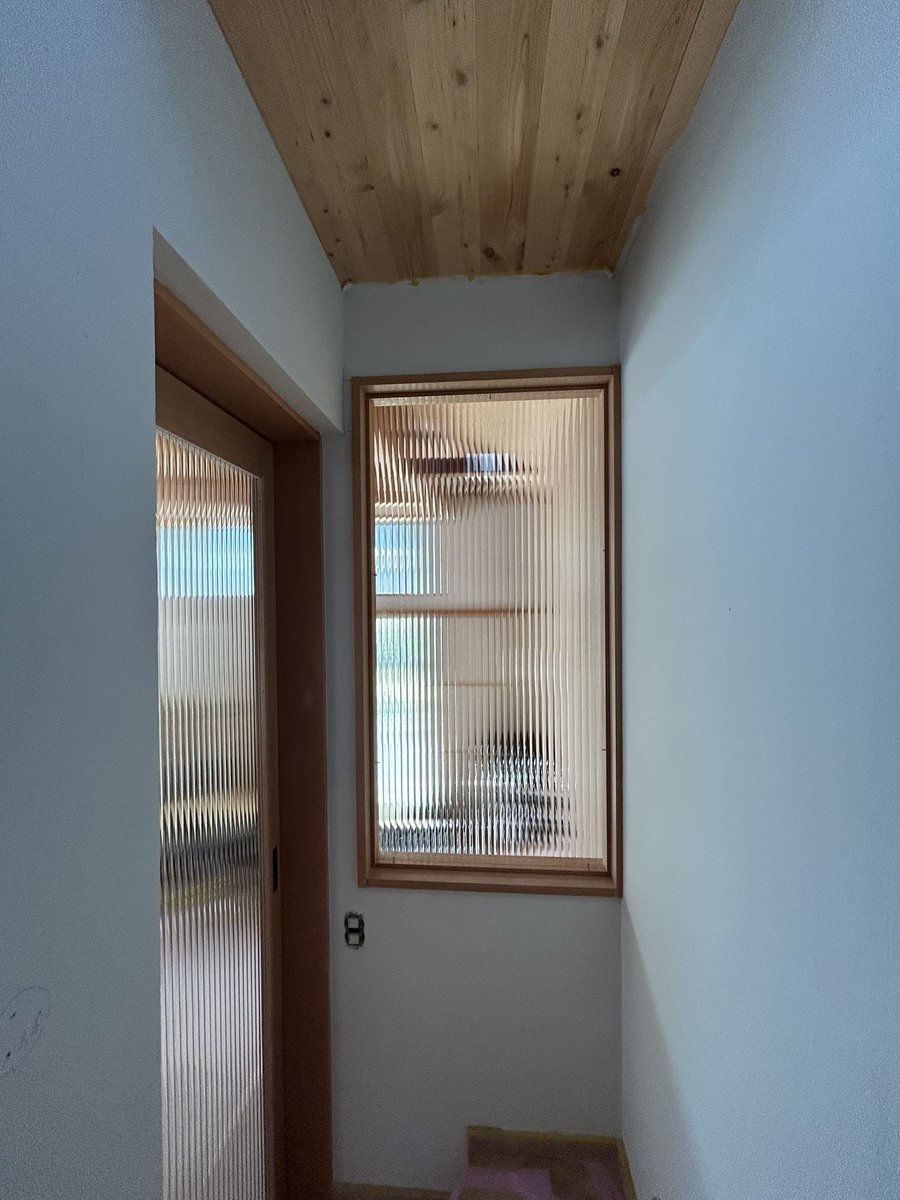 tamaiatelier's tweet photo. 四国は高知から運ばれたデザインガラスが納まると、愛着の層がもう一つ重なる。
丁寧な梱包は丁寧なリレーションで応える。きっと繋がる。梱包材の大量の新聞紙をリサイクルすること、自然に始まる。
皆に感謝。繋がる「風景の進化プロジェクト」 https://t.co/jRl9ojGz6R