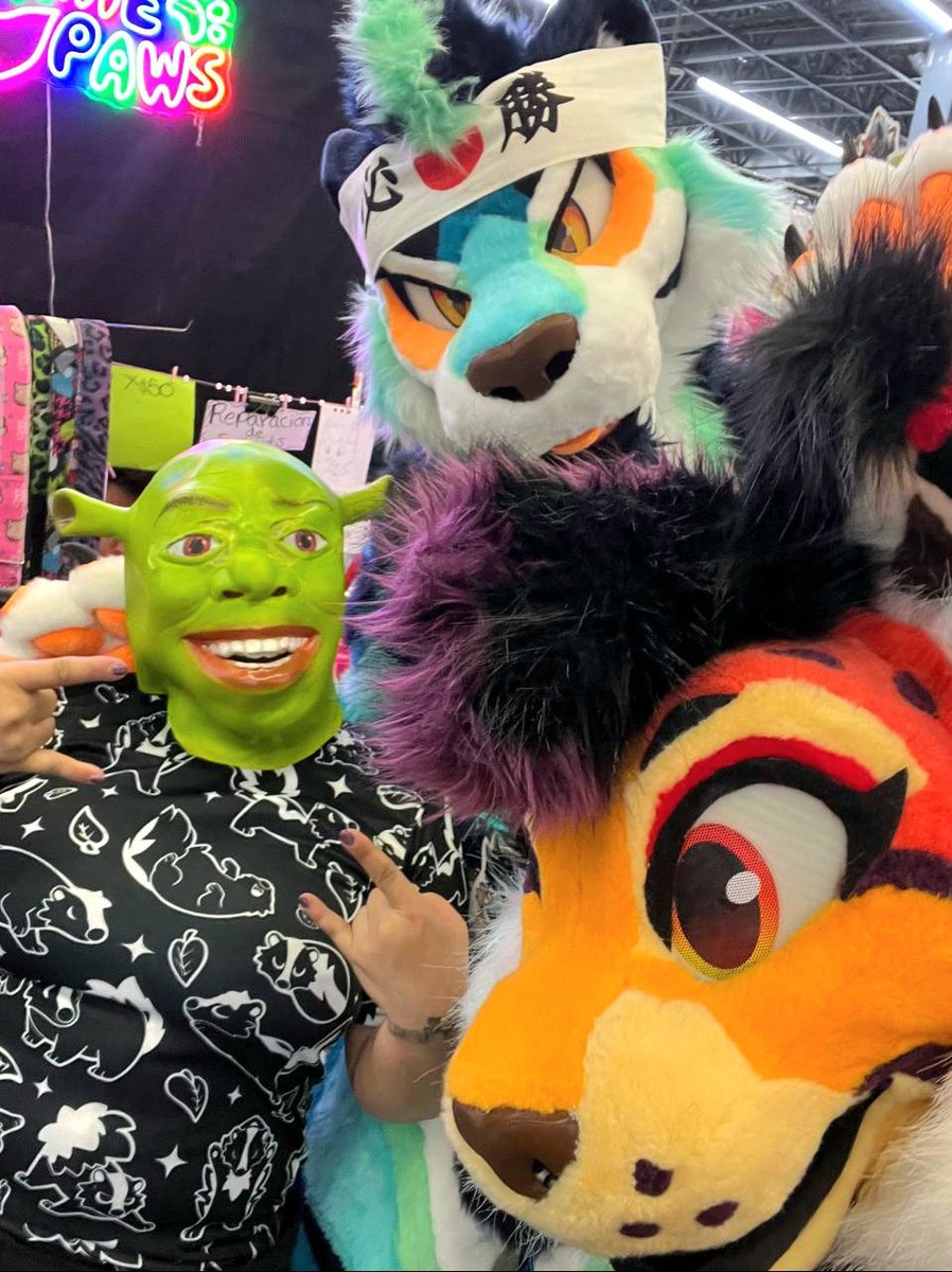 Friday again 
Mi sueño hecho realidad, conocí a chuec 🤑

Fotito pal #FursuitFriday con mi esposa <a href="/mahokemo/">まほ Maho Lynx</a> y <a href="/rainwulff/">🌺rainwoof🌈🐺🌺</a>