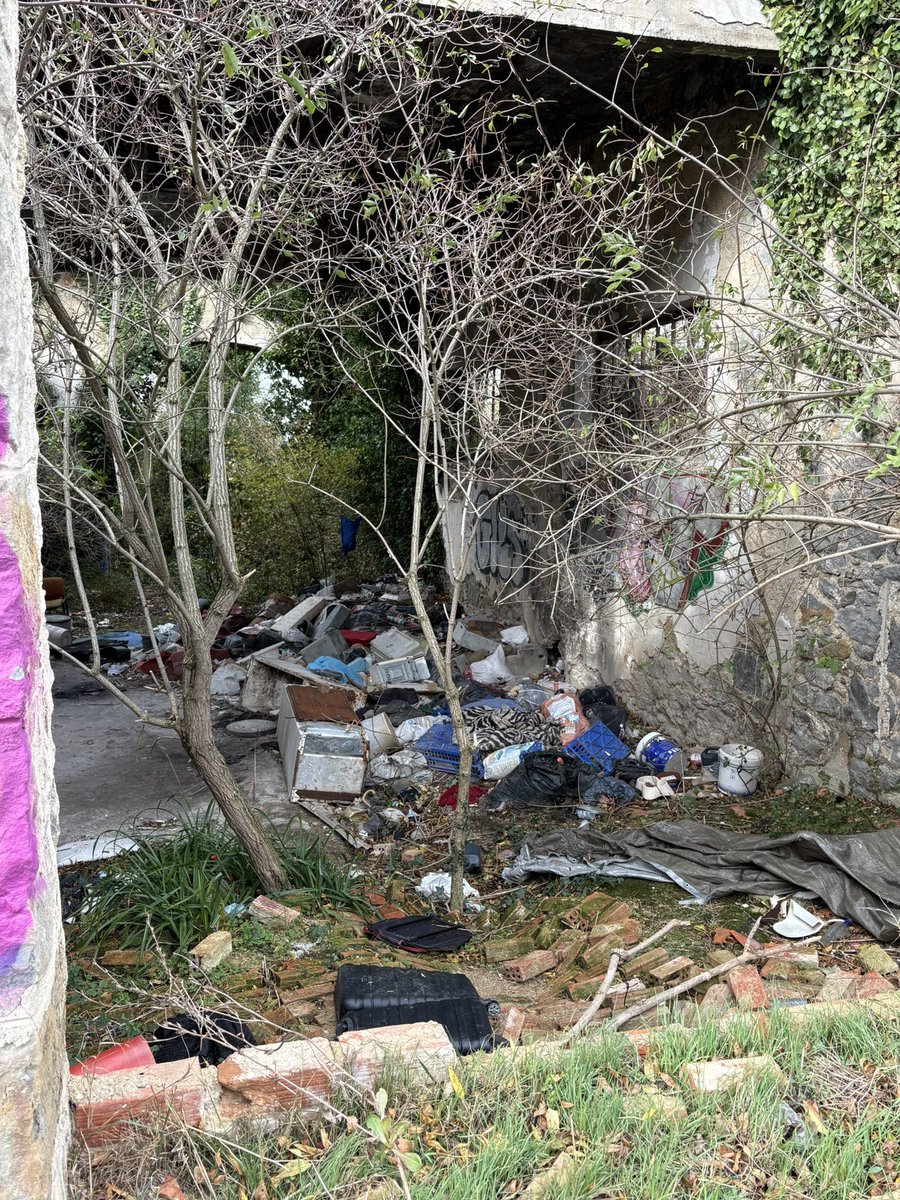 MejoraVG's tweet photo. Basura y asentamiento chabolista situado en Lugar Puente alto en la zona de Olarambe cerca del parque de #Olarizu en #VitoriaGasteiz https://t.co/QJEOLZnMtO